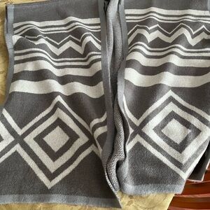 NWT Forever 21 Geometric Patterned Gray and White knit poncho